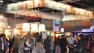 Gran concurrencia al stand de San Juan en la Feria del Libro