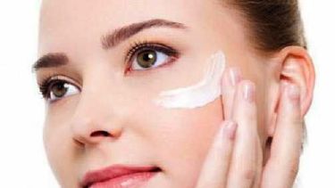 Crema en el rostro, antes y después del maquillaje