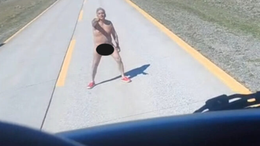 El hombre estaba desnudo y borracho cuando atacó el auto de un argentino en la Ruta 255 de Chile.