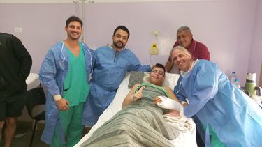 Nicolás junto al equipo médico que realizó la operación de su mano.