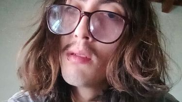 Es estudiante de la UNSJ, tiene ELA y pide ayuda para comprar las baterías de su silla de ruedas