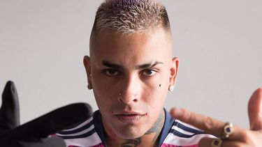 A las piñas en el show de Callejero Fino en Rawson