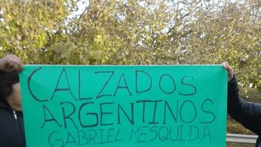 Los despedidos de Calzados Argentinos piden que le paguen los sueldos en la puerta de la fábrica