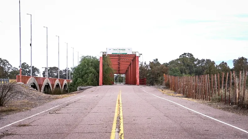 Místico y aun de pie, el Puente de Hierro es un tesoro patrimonial de Santa Lucía.   