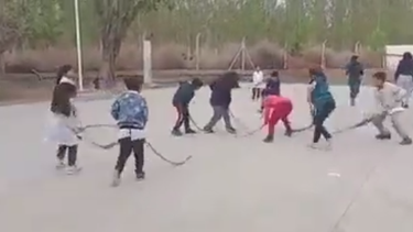 Cochagual: aman el hockey pero no tienen palos y juegan con ramas de palmeras
