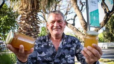 Empezó a los 5 años y hoy se lo conoce como el mejor vendedor ambulante de San Juan