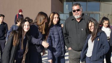 Julio junto con alumnas del Colegio Inglés.