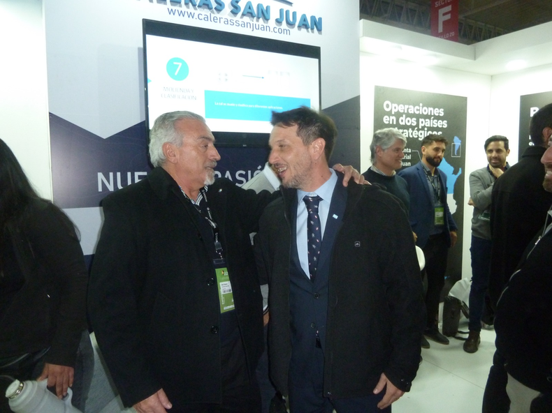 Raúl Cabanay y el ministro de minería Juan Pablo Perea.