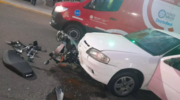 Una pareja en moto chocó contra un auto y sufrió graves heridas Una pareja en moto chocó contra un auto y sufrió graves heridas