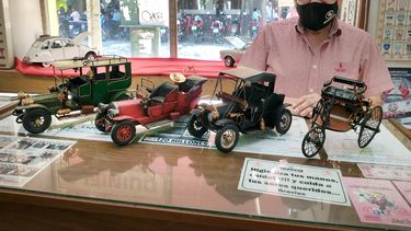 La tradicional vidriera céntrica de Adarvez se renovó y sigue siendo furor con los vehículos de colección