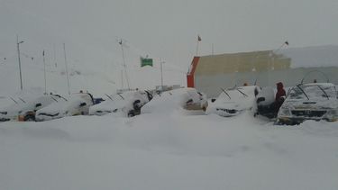 Los mineros, bajo la nieve