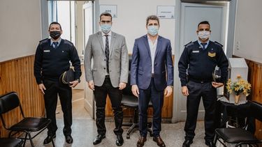 Los policías que se vistieron de héroes y salvaron a un bebé fueron reconocidos