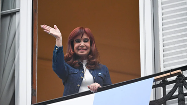 Cristina Kirchner en el balcón de su departamento. Foto: Noticias Argentinas. Cristina Kirchner en el balcón de su departamento. Foto: Noticias Argentinas.