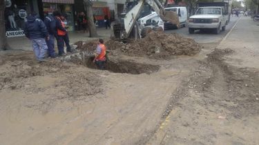 Arreglan el hueco que se tragó un auto en pleno centro