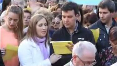 El hijo del gobernador, se emocionó en el abrazo