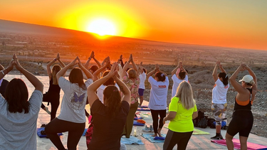 Ofrecerán una clase gratuita de yoga al amanecer en un cerro sanjuanino.