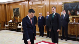 Pedro Sánchez jura su cargo ante el Rey de España