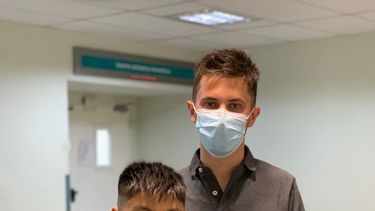 El corredor Tobías Martínez visitó en el hospital al niño que se cayó de las tribunas del Villicum