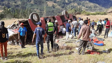 Un colectivo en Perú cayó al vacío y fallecieron 12 personas