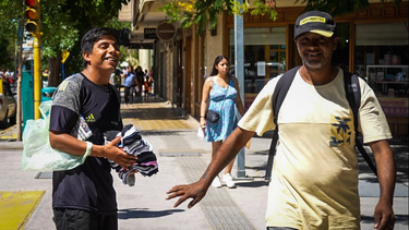 En medio de la crisis económica del país, la venta de medias en las calles es cada vez mayor en San Juan.