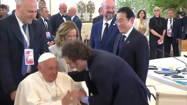 El Papa Francisco y Javier Milei se saludaron afectuosamente en la cumbre del G7.