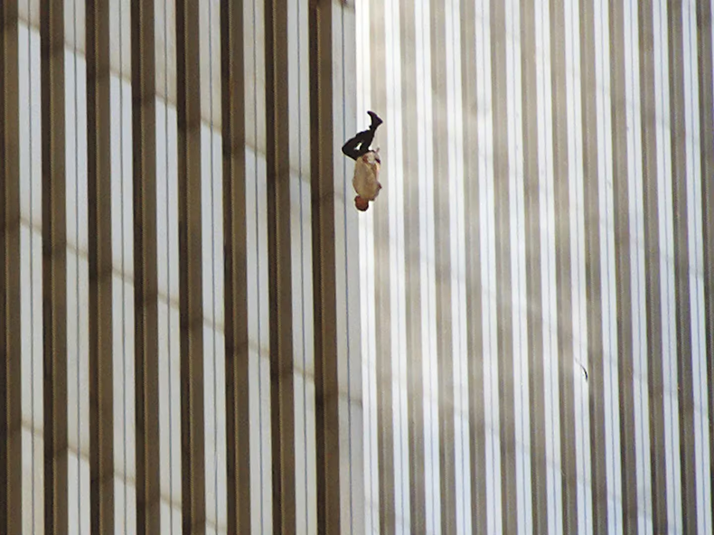Conocida como "El hombre que cae", la fotografía fue tomada a las 9.41 de la mañana por el reportero gráfico Richard Drew, de la agencia AP y corresponde a la Torre Norte. Nunca se supo la identidad de esa persona Conocida como "El hombre que cae", la fotografía fue tomada a las 9.41 de la mañana por el reportero gráfico Richard Drew, de la agencia AP y corresponde a la Torre Norte. Nunca se supo la identidad de esa persona