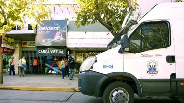 Todo por un “pucho”: amontonamiento, filas eternas y confusión en un kiosco céntrico