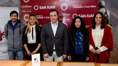 Prendete a una nueva noche con buenos vinos y gastronomía local