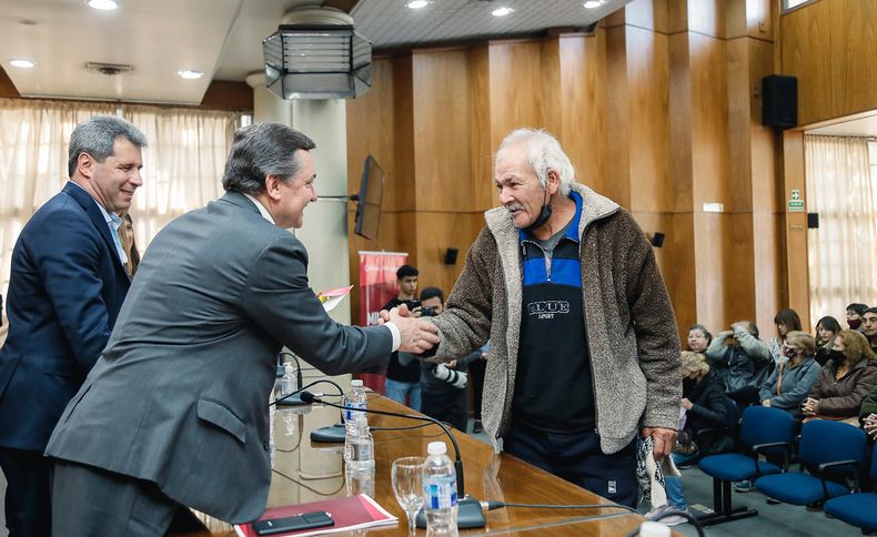 Sergio Uñac entregó constancias de finalización de trámites de jubilaciones a nuevos beneficiarios.