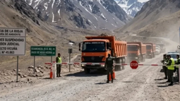 Camino a Vicuña cortado por la policía riojana. Camino a Vicuña cortado por la policía riojana.
