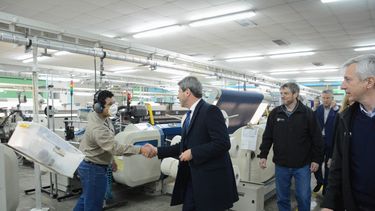 Uñac visitó una fábrica textil que invirtió más de $200 millones