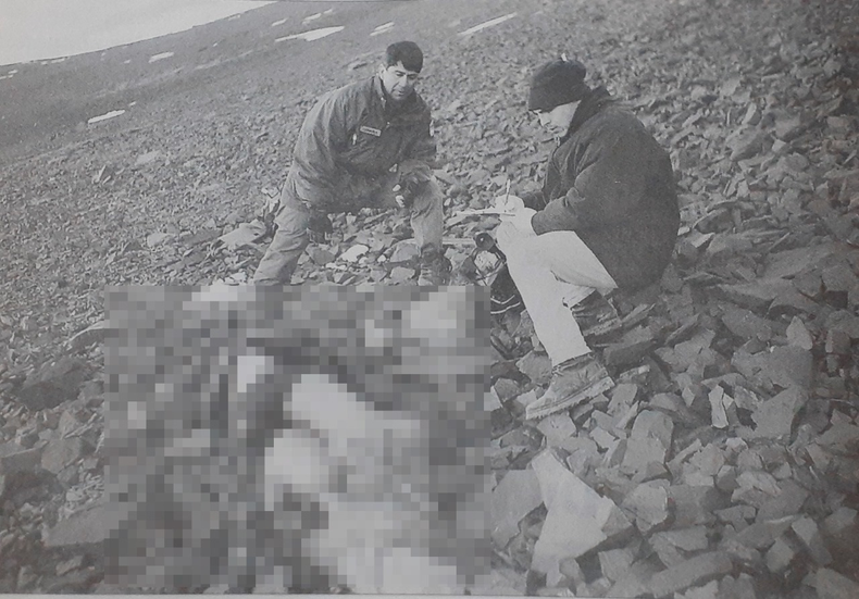 Un oficial de Policía de civil y un gendarme toman nota de la escena de cómo encontraron uno de los cuerpos. Foto de Rodolfo Barrios de Diario de Cuyo. Un oficial de Policía de civil y un gendarme toman nota de la escena de cómo encontraron uno de los cuerpos. Foto de Rodolfo Barrios de Diario de Cuyo.