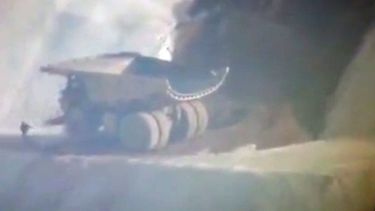 Video: es viral el vuelco de un fuera de ruta en Veladero