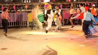 La alegría y el color del carnaval iluminaron la noche rawsina