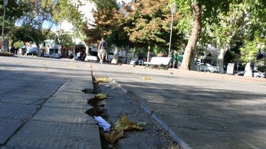 Cambiarán las baldosas de la plaza 25 de Mayo y pondrán un nuevo monumento