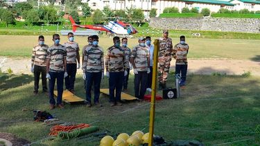 Un grupo de rescatistas se prepara para asistir a los heridos de la avalancha y buscar a los desaparecidos.