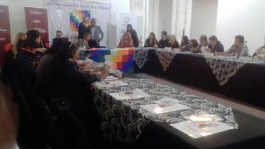 Una mesa de diálogo con representantes de pueblos indígenas para celebrar su día