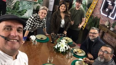 Mauri Barón, junto a los integrantes del programa Con Mucho Picante en Canal 10 de Tucumán.