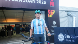 Médico, deportólogo y un atleta loco por San Juan: Daro, el sesentón que llegó al Ironman vestido de Messi Médico, deportólogo y un atleta loco por San Juan: Daro, el sesentón que llegó al Ironman vestido de Messi