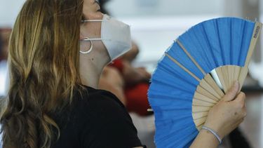 Mucho calor y el uso de barbijo: ¿Cómo prevenir un golpe de calor?