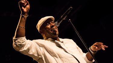 Un monstruo de la canción cubana al Alcazar, con esposa caucetera: ¿quién es ella?