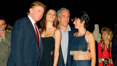 Melania Trump y Donald Trump junto a Jeffrey Epstein y su esposa y cómplice (la única condenada en el caso) Ghislaine Maxwell, sobre quienes la primera dama negó tener relación.