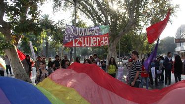 Manifestación de la comunidad gay con corte de calles y banderas