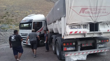Con bocinazos, despiden al camionero sanjuanino que falleció en Los Caracoles