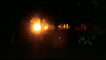 Vecinos de Pocito combatieron el fuego provocado por la explosión de cables de energía
