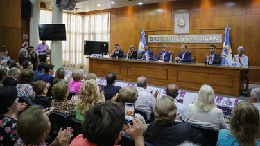 El gobernador Sergio Uñac estuvo presente en la entrega de 117 televisores a centros de jubilados de la Provincia.