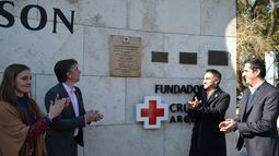 Para homenajear al creador de la Cruz Roja, donaron una camioneta