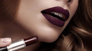 Labios oscuros, una atrevida moda que suma dramatismo