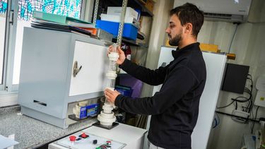 Alumnos y biólogos de la UNSJ trabajan con semillas en el banco de germoplasma de la Facultad de Ciencias Exactas, para estudiar los genes de las plantas autóctonas de San Juan.
