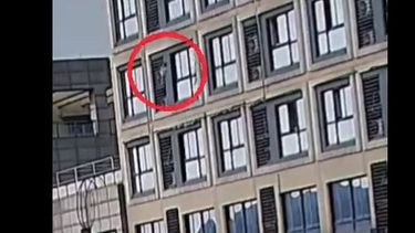 Impactante video: mirá cómo salvan la vida de una niña que cayó desde un 5º piso